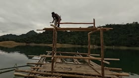 Sin cemento ni electricidad, un hombre levantó un refugio sobre el agua.