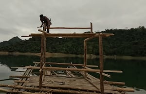Sin cemento ni electricidad, un hombre levantó un refugio sobre el agua.