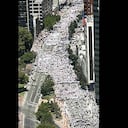 Miles de manifestantes desfilaron por las calles de Bogotá, durante una protesta contra las Fuerzas Armadas Revolucionarias de Colombia, FARC. Los caminantes que vestían camisetas blancas marcharon en varias de las principales ciudades para exigir que el grupo rebelde ponga fin a su práctica del secuestro y para que liberen a todos los rehenes.