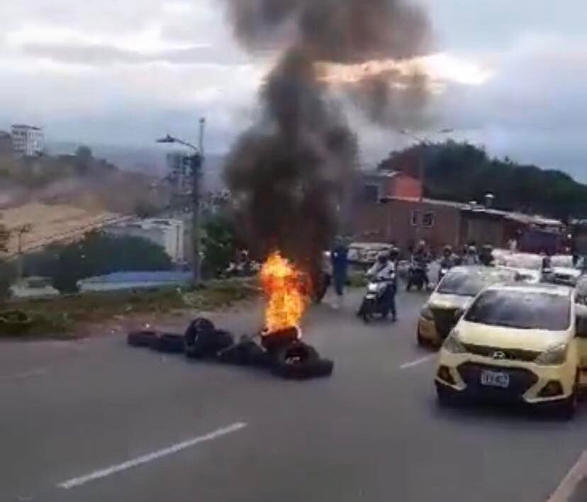 Los manifestantes quemaron llantas para impedir el paso.