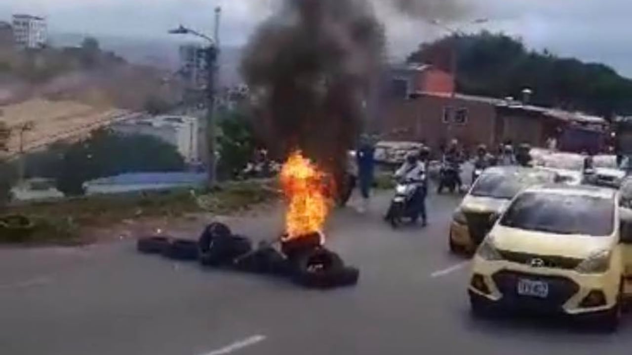 Los manifestantes quemaron llantas para impedir el paso.