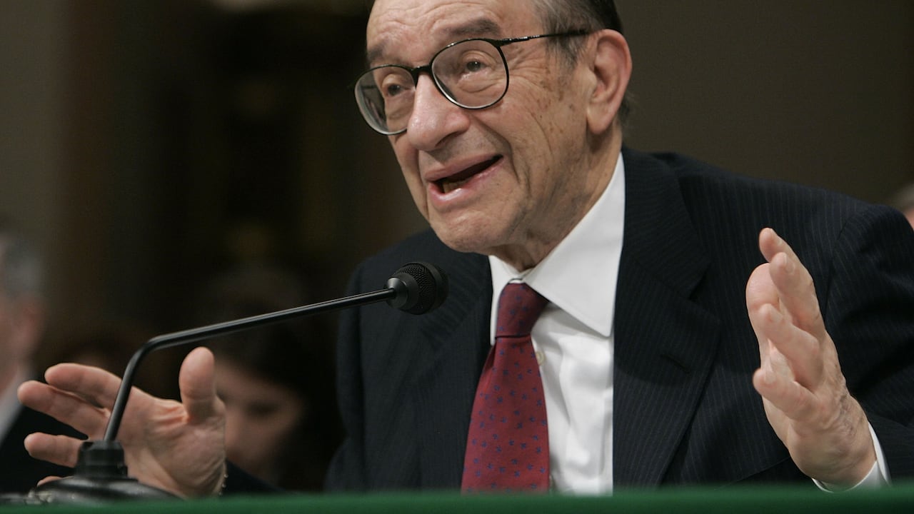 El presidente de la Reserva Federal, Alan Greenspan, testifica durante una audiencia del Comité de Banca, Vivienda y Asuntos Urbanos del Senado en el Capitolio el 16 de febrero de 2005