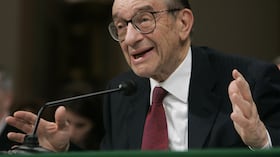 El presidente de la Reserva Federal, Alan Greenspan, testifica durante una audiencia del Comité de Banca, Vivienda y Asuntos Urbanos del Senado en el Capitolio el 16 de febrero de 2005