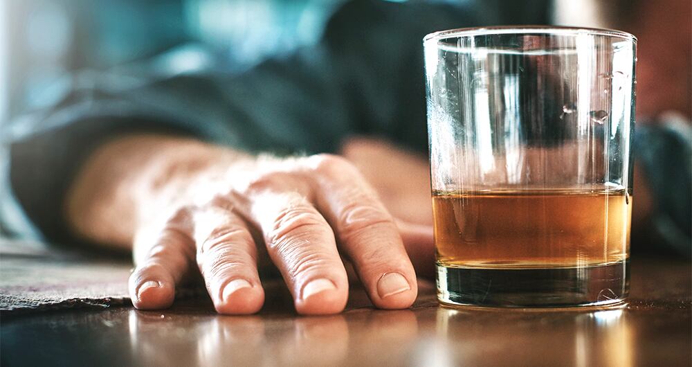 Beber alcohol debe hacerse con cuidado.