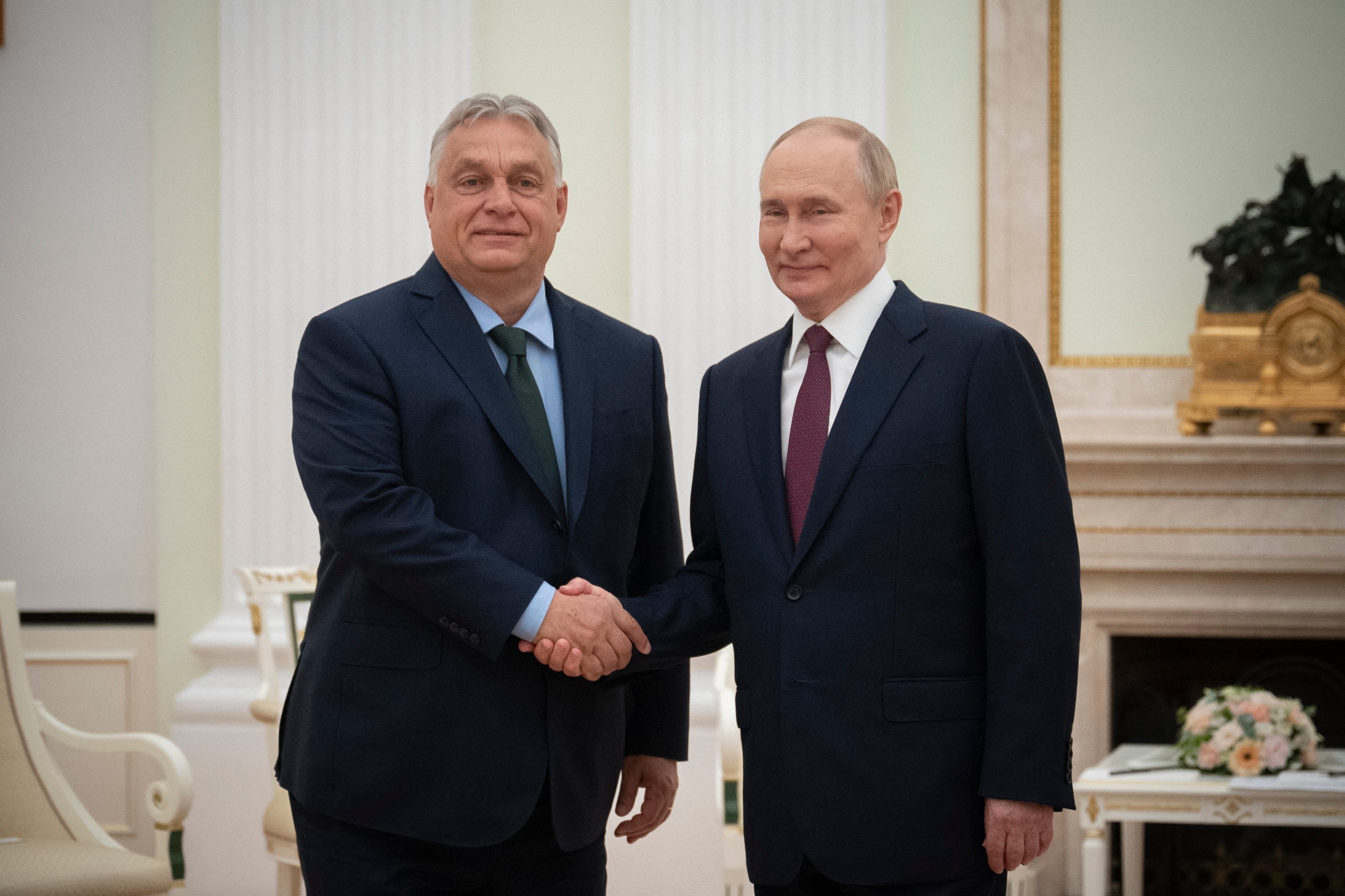 En esta fotografía tomada y publicada por la Oficina del Primer Ministro húngaro el 5 de julio de 2024, el Primer Ministro húngaro Viktor Orban se reúne con el Presidente ruso Vladimir Putin en el Kremlin en Moscú.