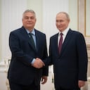 En esta fotografía tomada y publicada por la Oficina del Primer Ministro húngaro el 5 de julio de 2024, el Primer Ministro húngaro Viktor Orban se reúne con el Presidente ruso Vladimir Putin en el Kremlin en Moscú.