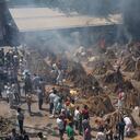 Múltiples piras funerarias de los que murieron de COVID-19 se queman en un terreno que se ha convertido en un crematorio para la cremación masiva de víctimas del coronavirus, en Nueva Delhi, India, el sábado 24 de abril de 2021. Delhi ha estado cremando tantos cuerpos de las víctimas del coronavirus que las autoridades están recibiendo solicitudes para comenzar a talar árboles en los parques de la ciudad, ya que un segundo aumento récord ha puesto de rodillas al destrozado sistema de salud de la India. (Foto AP / Altaf Qadri)