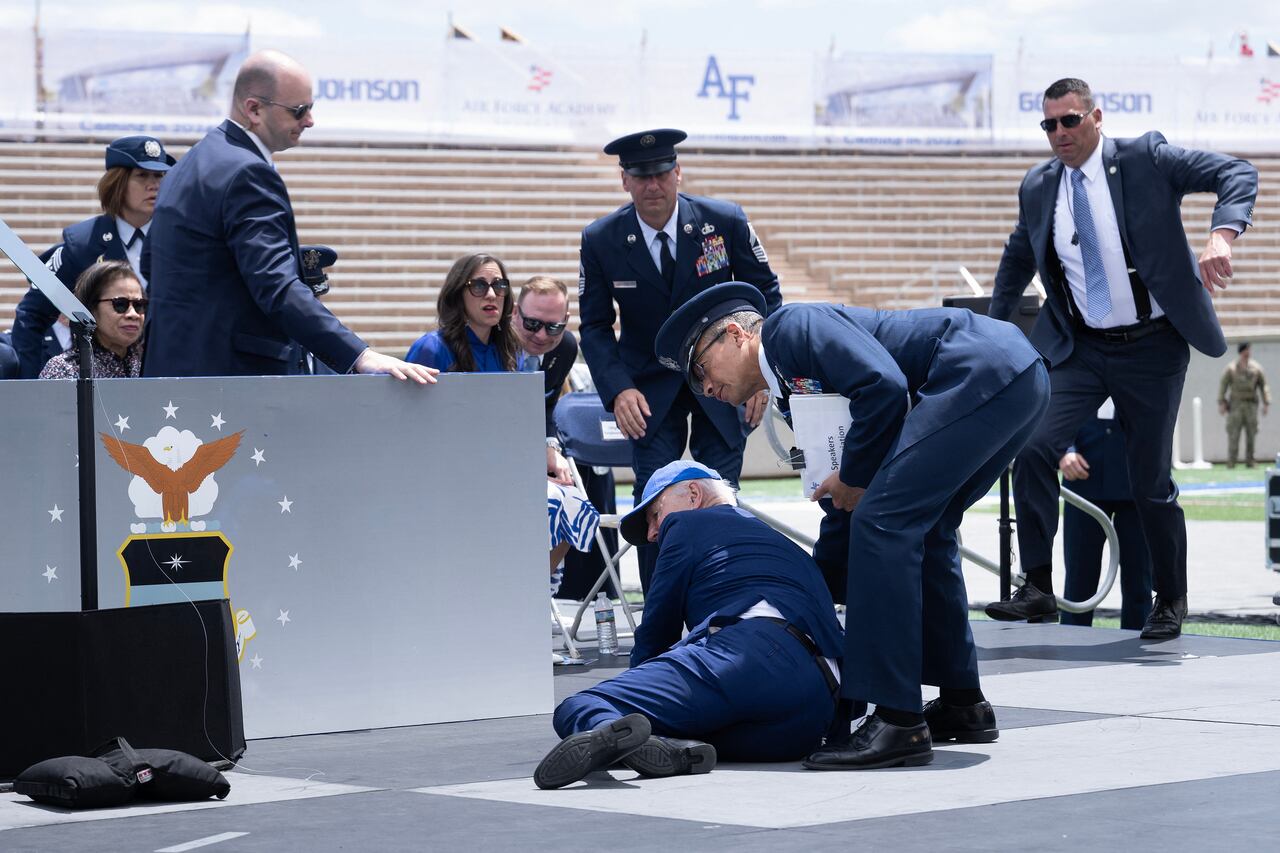 El presidente de Estados Unidos, Joe Biden, es ayudado a levantarse tras caerse durante la ceremonia de graduación en la Academia de las Fuerzas Aéreas.