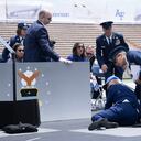 El presidente de Estados Unidos, Joe Biden, es ayudado a levantarse tras caerse durante la ceremonia de graduación en la Academia de las Fuerzas Aéreas.