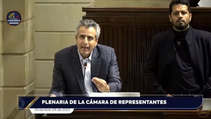 Ministro Luis Fernando Velasco en la Plenaria de la Cámara de Representantes en el debate de la reforma a la salud.