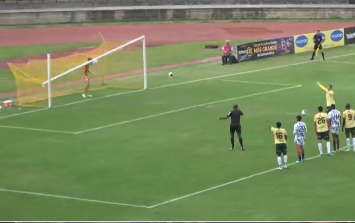 Insólito episodio en el Torneo BetPlay: arquero tumbó la portería antes de un penal.
