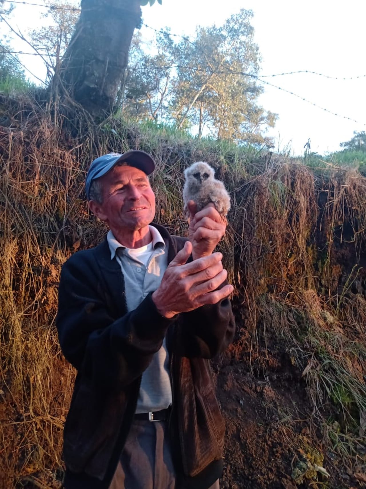 Vidal González cumplió 30 años como guardabosques. Aunque aún camina el páramo, desde hace cuatro meses disfruta de su pensión al lado de sus hijos y nietos.