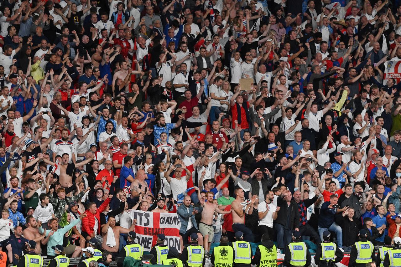 Temen una nueva ola de coronavirus en Inglaterra por grandes aglomeraciones tras el paso de su selección a la final de la Eurocopa