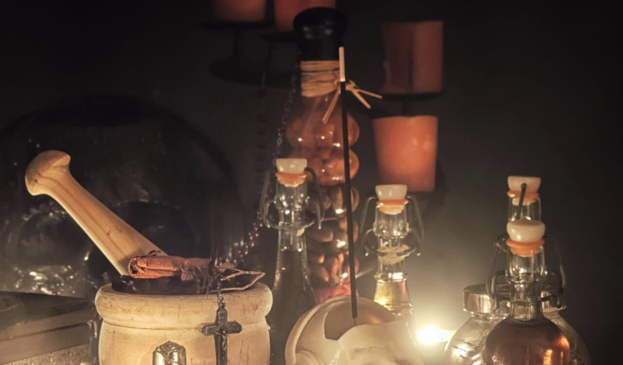 El brujo los acusaba de homicidio y pretendía ejecutarlo