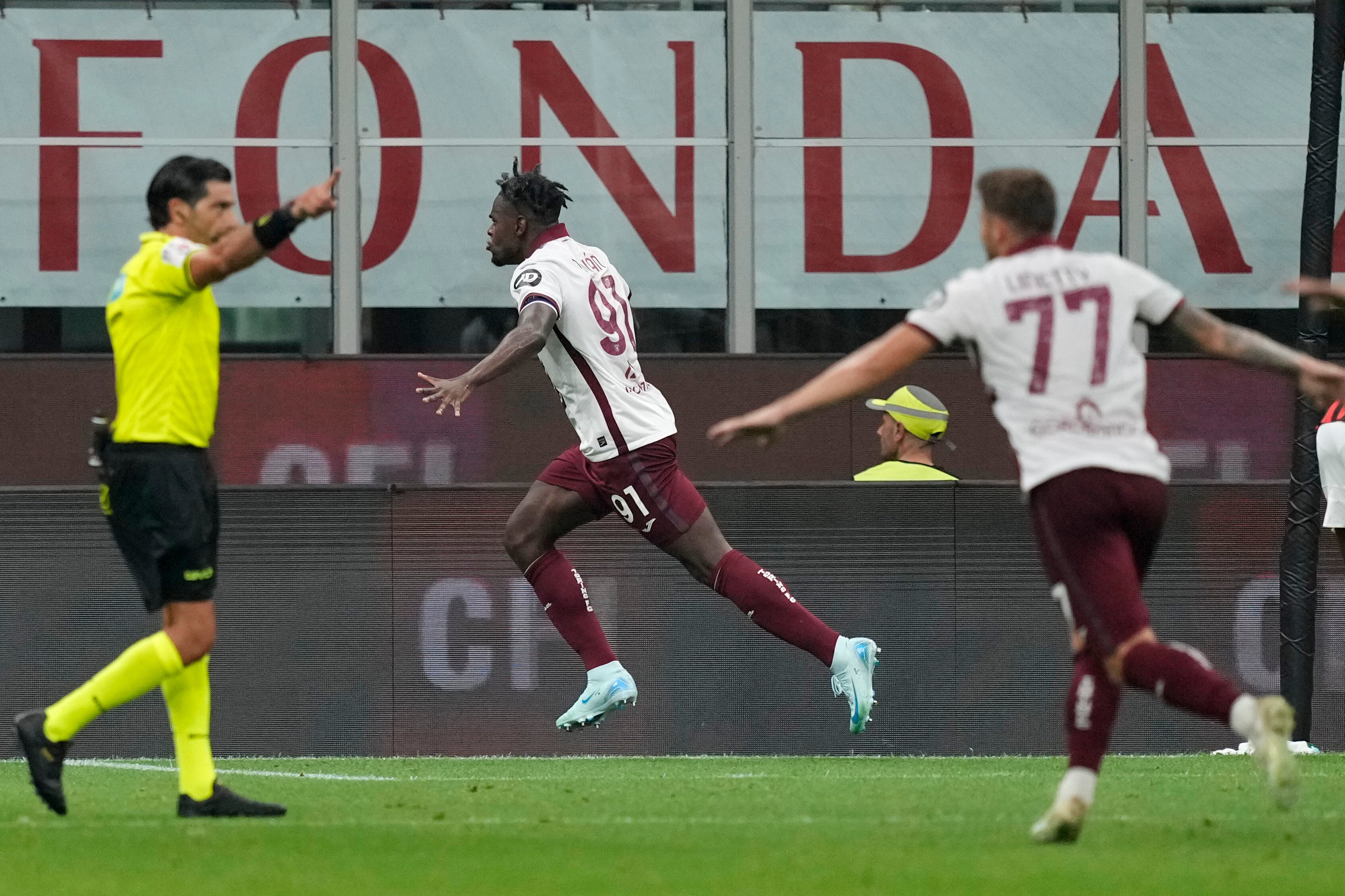 Duván Zapata marcó gol en el empate entre su Torino ante el Milan por la Serie A