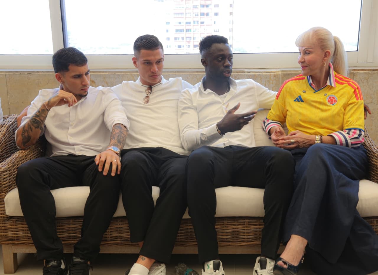 Dilian Francisca Toro, gobernadora del Valle, condecora a Johan Mojica, Gustavo Puerta, Juan Camilo Portilla y Davinson Sánchez.