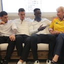 Dilian Francisca Toro, gobernadora del Valle, condecora a Johan Mojica, Gustavo Puerta, Juan Camilo Portilla y Davinson Sánchez.