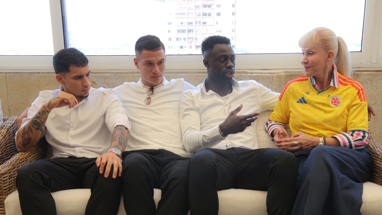 Dilian Francisca Toro, gobernadora del Valle, condecora a Johan Mojica, Gustavo Puerta, Juan Camilo Portilla y Davinson Sánchez.