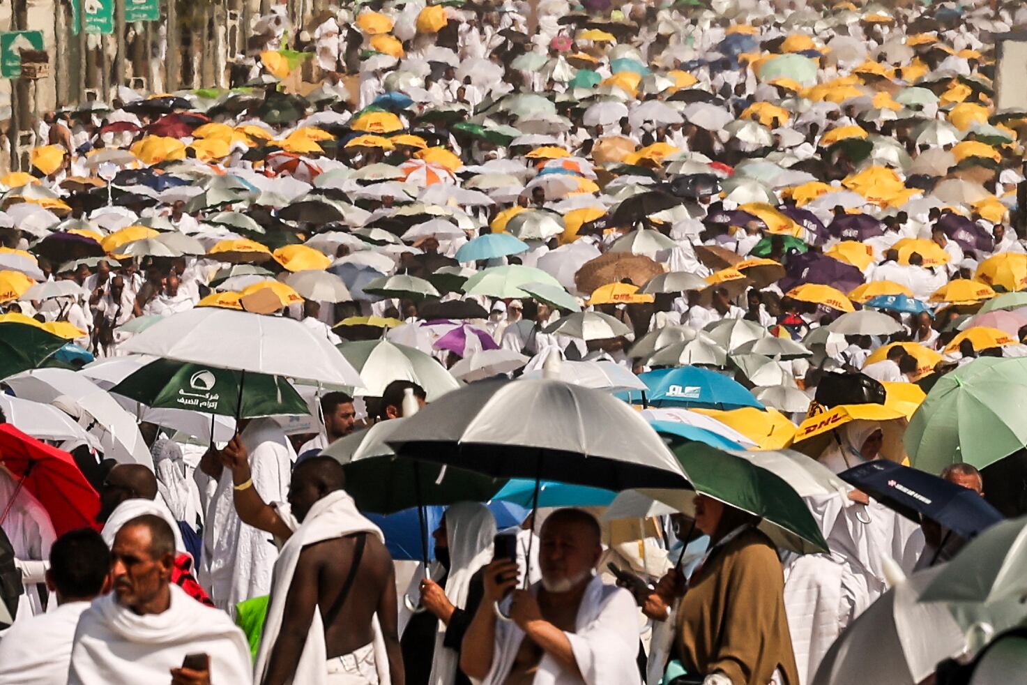 Los peregrinos musulmanes usan paraguas para protegerse del sol cuando llegan a la base del Monte Arafat, también conocido como Jabal al-Rahma o Monte de la Misericordia, durante la peregrinación anual del haj el 15 de junio de 2024.