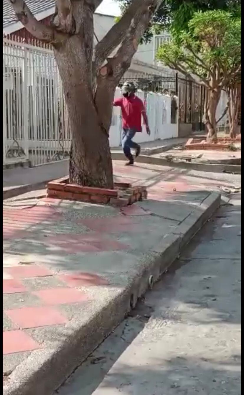 El parrillero es quien desciende de la moto y lanza los disparos.