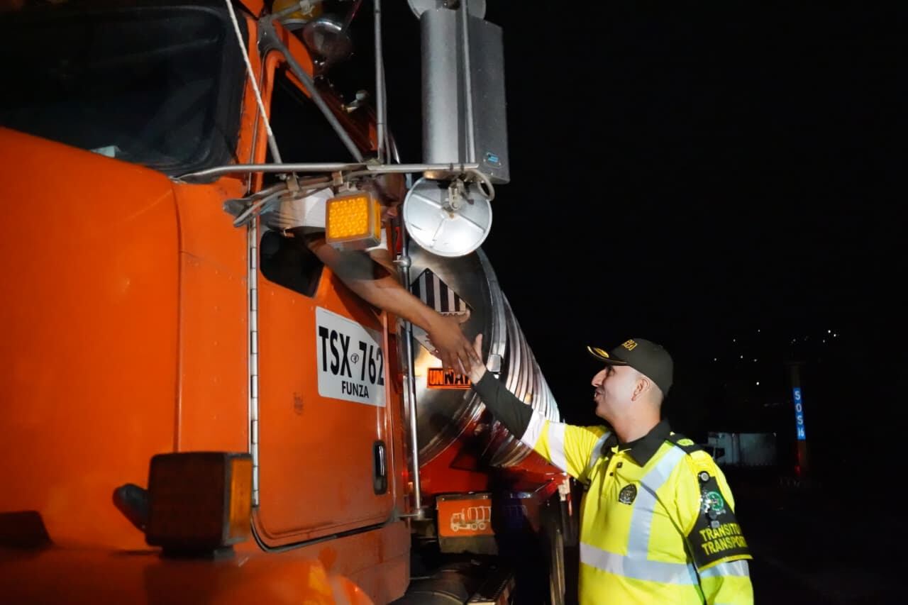 Puntos de control de tránsito en puente festivo por Día de la Raza.
