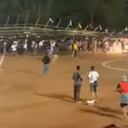 Partido de fútbol en la India terminó en tragedia por el desplome de una tribuna que dejó cientos de heridos.