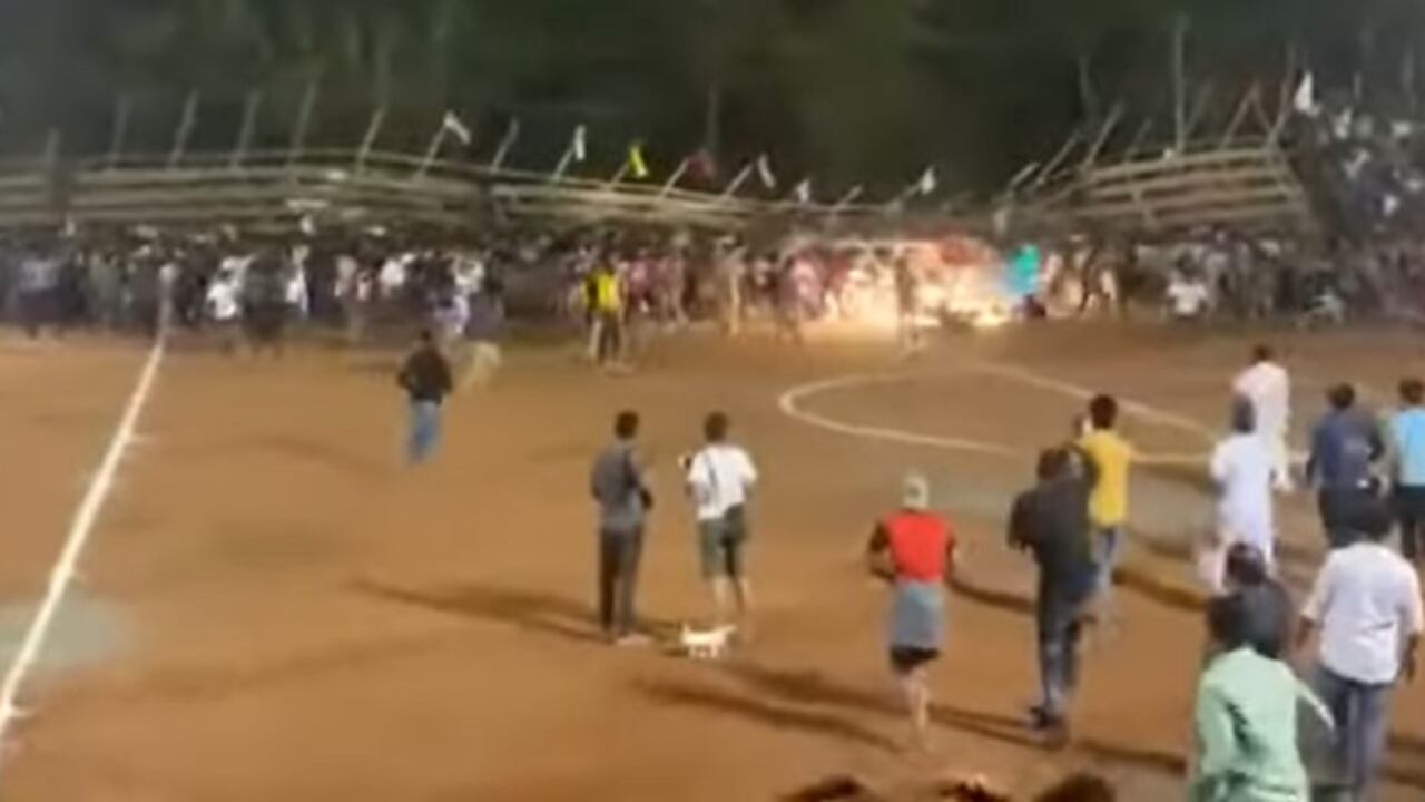 Partido de fútbol en la India terminó en tragedia por el desplome de una tribuna que dejó cientos de heridos.