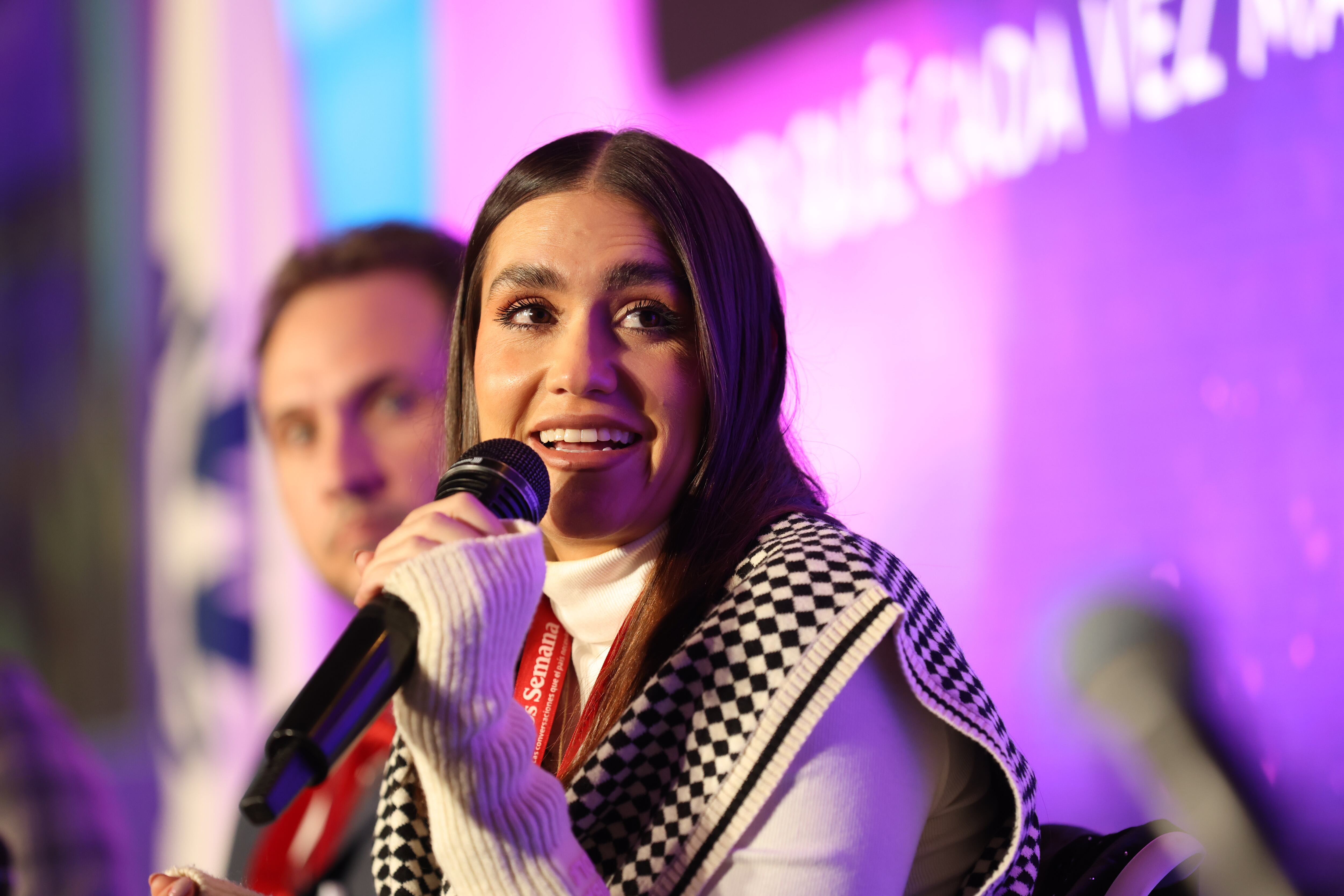Foro Cáncer hoy, retos y futuro  Miércoles, 18 de marzo de 2026  Fundación Santa Fe de Bogotá

CONVERSATORIO GENERACIONAL | ¿Por qué cada vez más jóvenes tienen cáncer? 

●	Dra. Alejandra Cañas 
Médica internista, especialista en neumología del Hospital Universitario San Ignacio
●	Dr. Anwar Medellín 
Jefe de sección Cirugía Colon y Recto de la Fundación Santa Fe de Bogotá
●	Johana Rojas      
Diseñadora de modas, empresaria e influencer colombiana
●	Dr. Óscar González 
Hematooncólogo y pediatra de la Fundación Santa Fe de Bogotá

Modera: Dr. Gabriel Herrera 
Jefe del Departamento de Cirugía de la Fundación Santa Fe de Bogotá