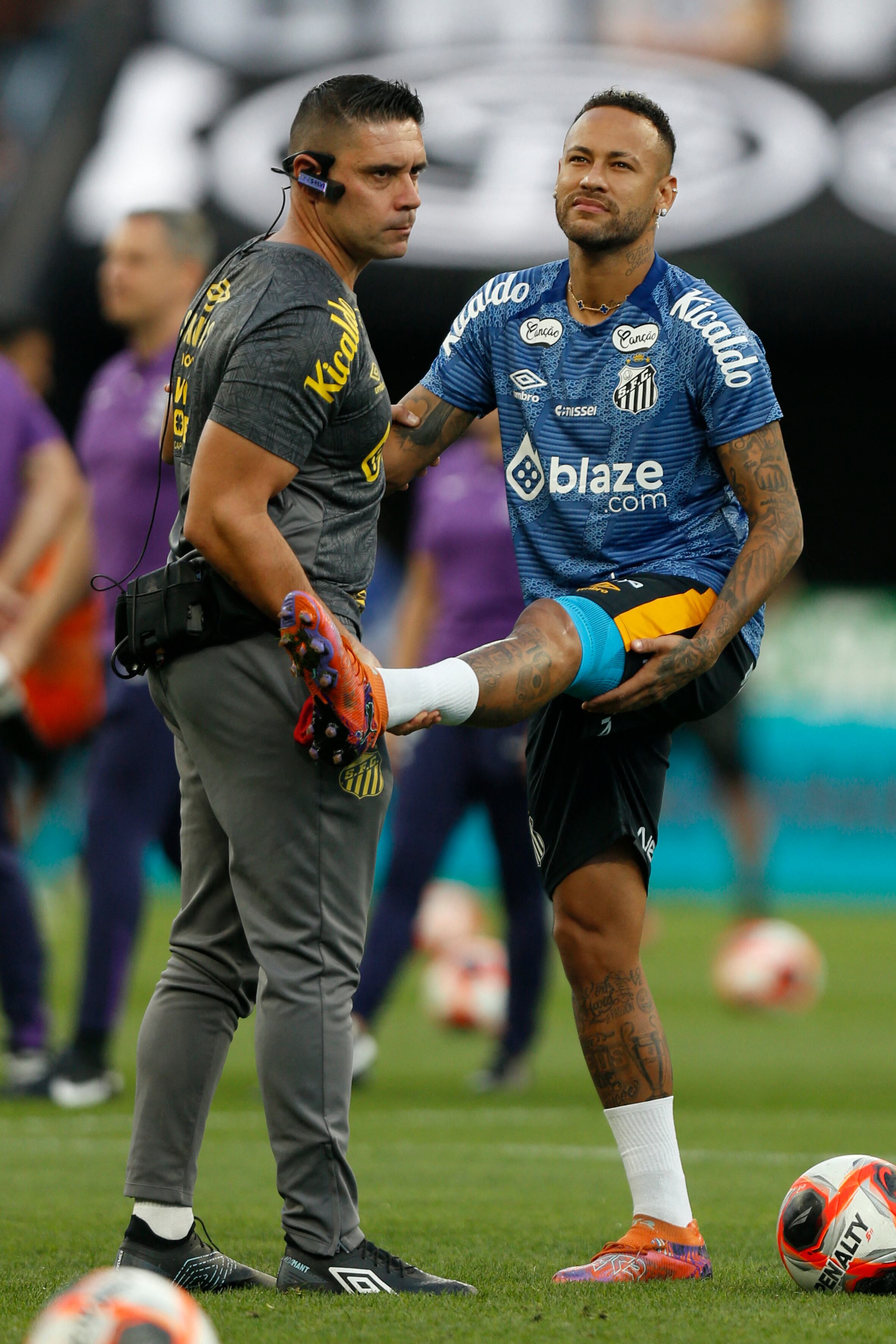 Santos' forward #10 Neymar warms up before Campeonato Paulista A1 semi-final football match between Corinthians and Santos at Arena Corinthians in Sao Paulo on March 9, 2025. (Photo by Miguel SCHINCARIOL / AFP)