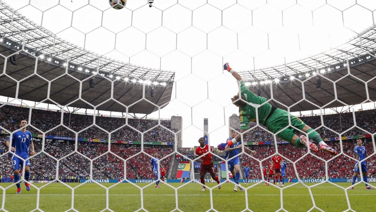 El portero italiano #01 Gianluigi Donnarumma (R) concede un gol marcado por el centrocampista suizo #17 Ruben Vargas durante el partido de fútbol de octavos de final de la UEFA Euro 2024 entre Suiza e Italia en el Olympiastadion Berlin en Berlín el 29 de junio de 2024. (Foto de Ronny HARTMANN/AFP)