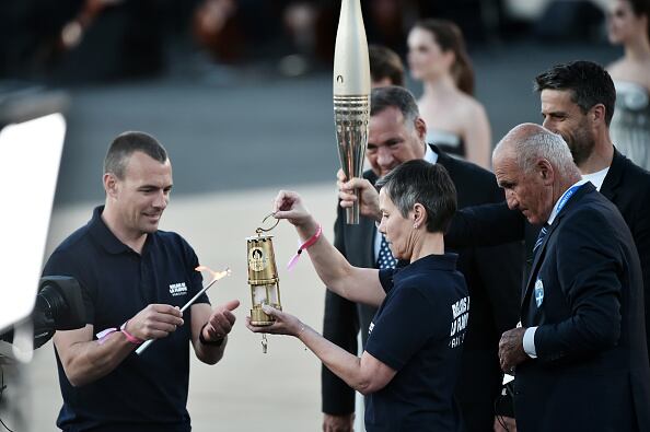 "Es un sentimiento excepcional. Es una gran emoción para mí", declaró a los periodistas Tony Estanguet, presidente del Comité Organizador de los Juegos de París antes de que zarpara el navío.