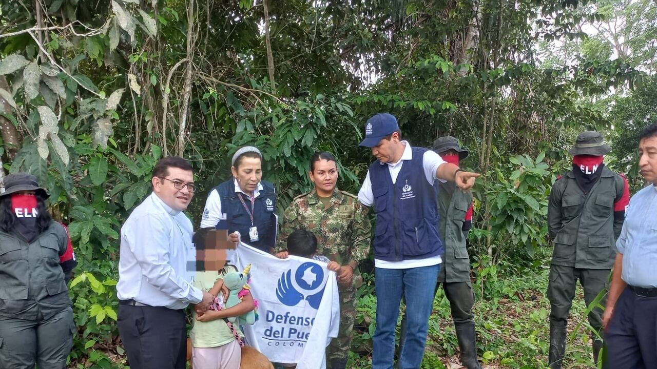 Momento en el que regresan a la libertad la sargento Karina Ramírez y sus dos hijos secuestrados por el ELN en Arauca.