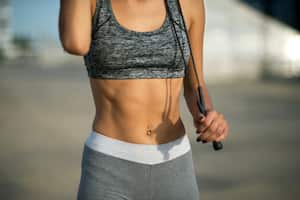 Algunos cambios en los hábitos alimenticios y la práctica de ejercicio puede ayudar a disminuir grasa en caderas y cintura.