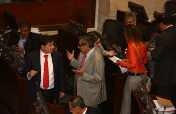 El senador Juan Fernando Cristo (izq.), uno de los ponentes del marco para la paz, concerta con Luis Carlos Avellaneda (der.) una de las principales pretenciones del Polo: que terminado el conflicto armado el gasto militar se trasfiera al sector social. 