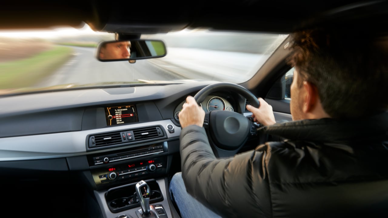 Son varios hechos históricos los que marcaron que en algunas regiones el volante del carro esté ubicado en la parte derecha del carro y se conduzca por la izquierda.