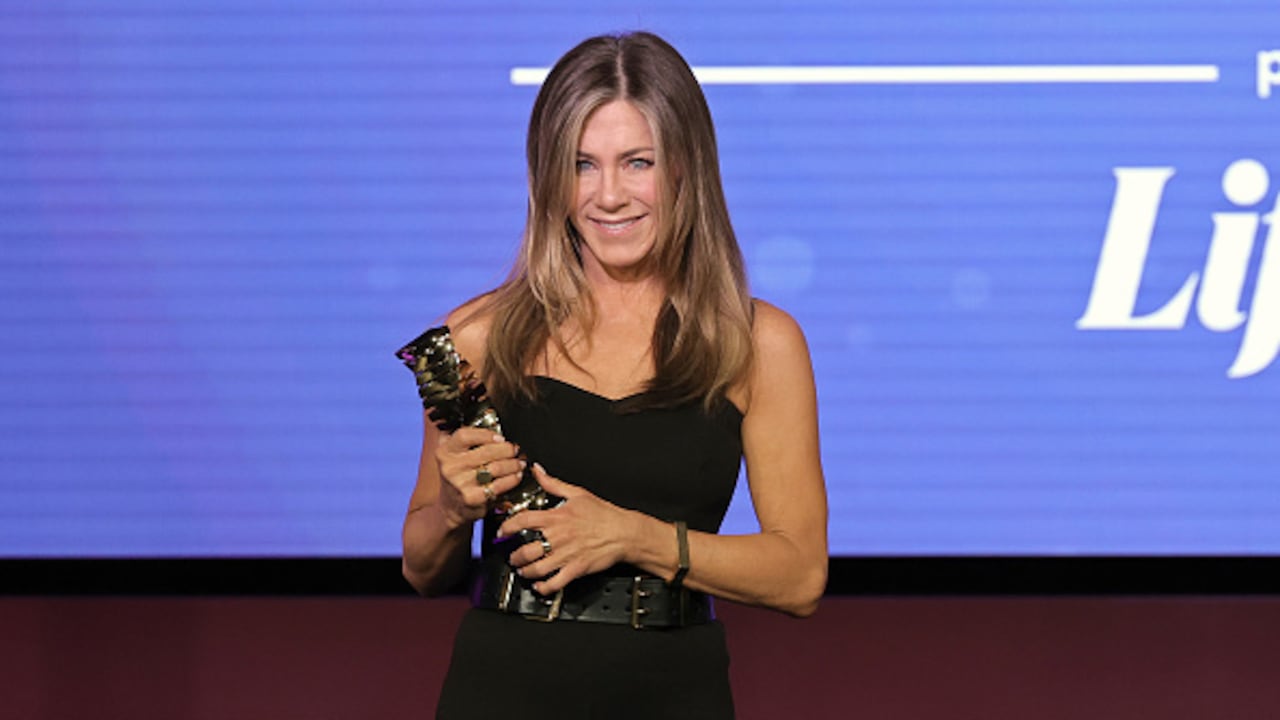 Jennifer Aniston, a sus 53 años, aún cautiva a sus seguidores con un belleza y carisma.