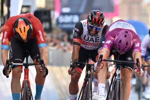 Giro de Italia 2022: esprint final de la etapa 13 - Foto: AP