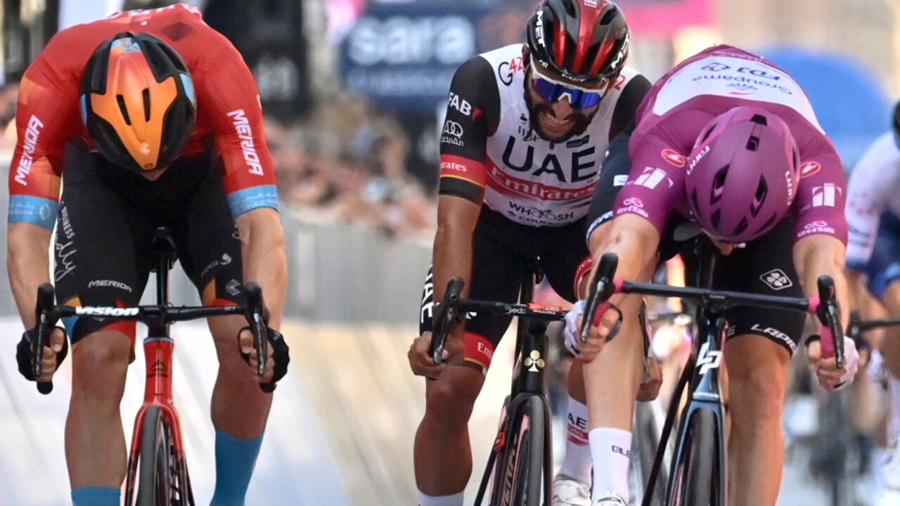 Giro de Italia 2022: esprint final de la etapa 13 - Foto: AP