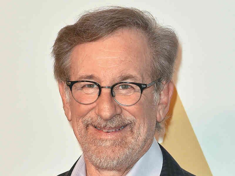 Malcolm Robinson ha discutido sus teorías sobre extraterrestres con Steven Spielberg, quien ha sido desde muy joven un aficionado a este tema. Lo que se refleja en películas como E.T. 