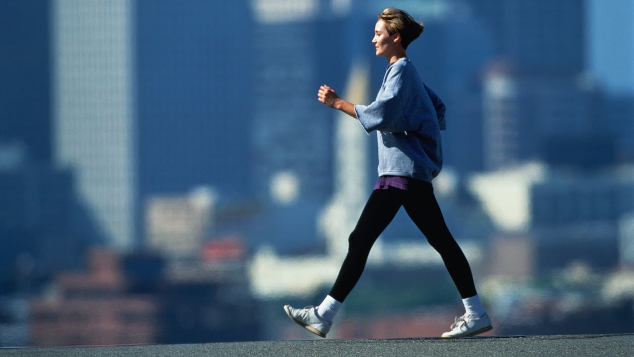 Caminar es uno de los mejores ejercicios según expertos pues, hay pocas probabilidades de lesionarse.