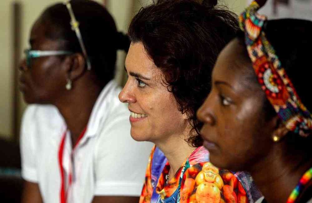 María Luisa Ortíz (centro), sonríe el jueves 17 de noviembre de 2016, en Quibdó, Chocó, durante el  Taller Costura y Moda llevado a cabo en el marco del  II Festival Detonante 2016. Foto: Carlos Julio Martínez / SEMANA