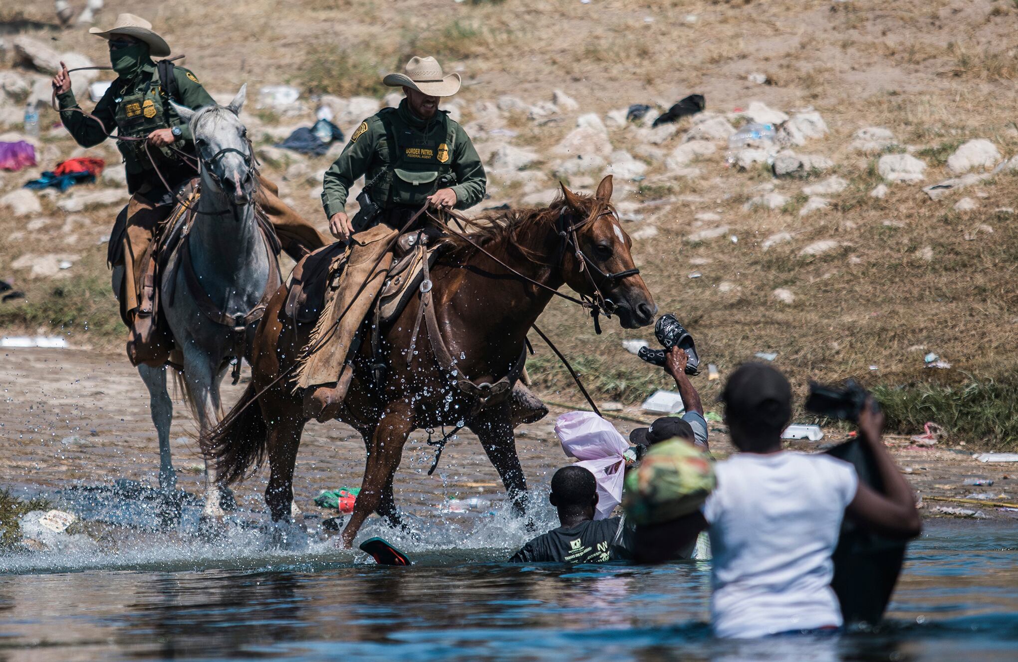 En Imágenes : Migrantes tratando de cruzar la frontera buscan asilo en EE. UU.