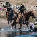 El trato de la Patrulla Fronteriza a los migrantes haitianos, dicen, es solo el último en una larga historia de políticas discriminatorias de Estados Unidos y de indignidades que enfrentan los negros, lo que generó una nueva ira entre los estadounidenses de origen haitiano, los defensores de los inmigrantes negros y los líderes de los derechos civiles. Foto AP / Félix Márquez.