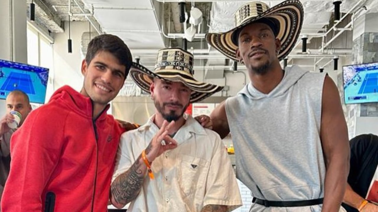 Jimmy Butler en compañía de J Balvin y Carlos Alcaraz.