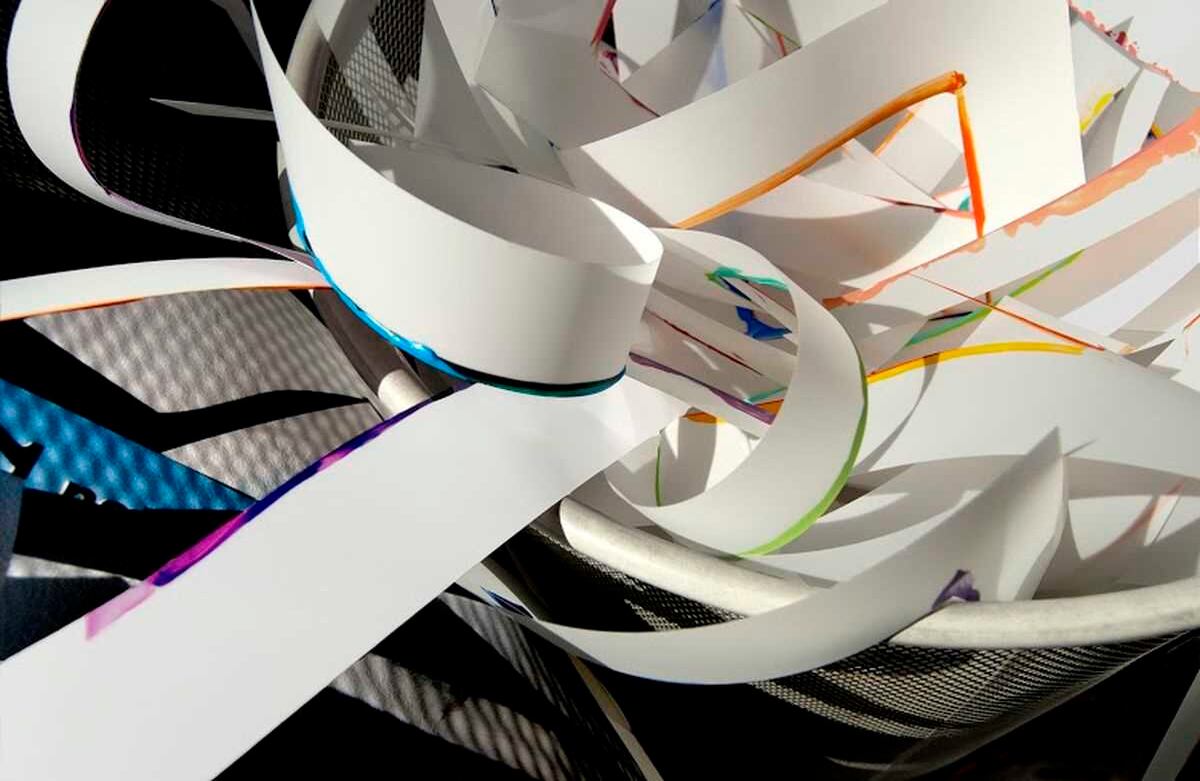 Su interés por las formas arquitectónicas es persistente en su trabajo. En sus composiciones aparecen suaves líneas que atrapan la luz, llenando espacios volumétricos  de una emoción alegre y optimista.