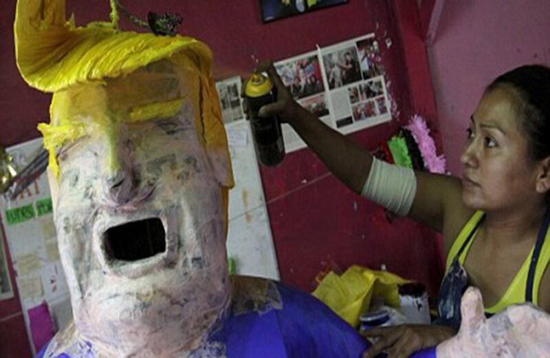 Las piñatas de Trump, muchas de ellas fabricadas por manos locales y mexicanas se están vendiendo desde 12 a 30 dólares.