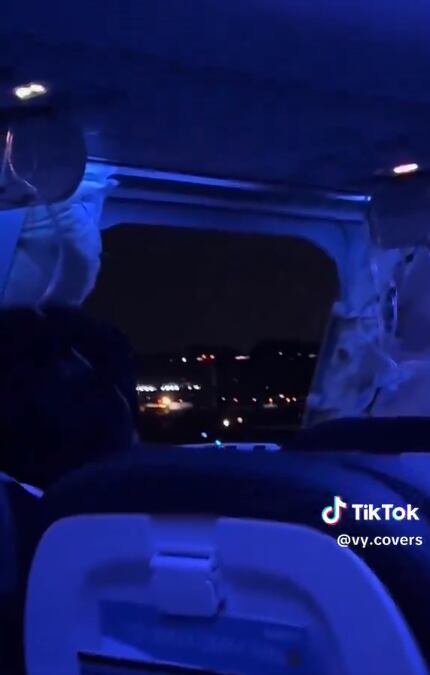 E avión tuvo que aterrizar de emergencia luego de que se rompiera una de las ventanas.