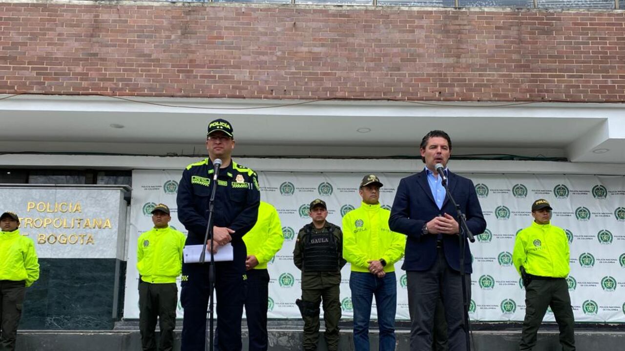 El brigadier general Carlos Triana, director de la Policía Metropolitana de Bogotá, y Aníbal Fernández de Soto, secretario de seguridad del Distrito