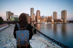Mujer en el puerto de Boston por la tarde al atardecer.