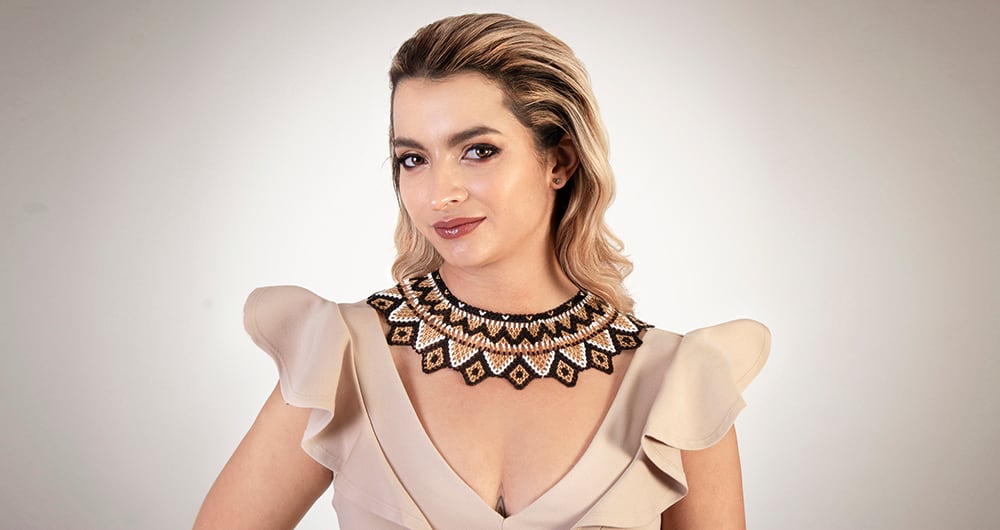  Andrea Petro vive desde hace más de una década fuera del país. Es franca, directa y no le tiembla la voz para lanzar sus opiniones. 